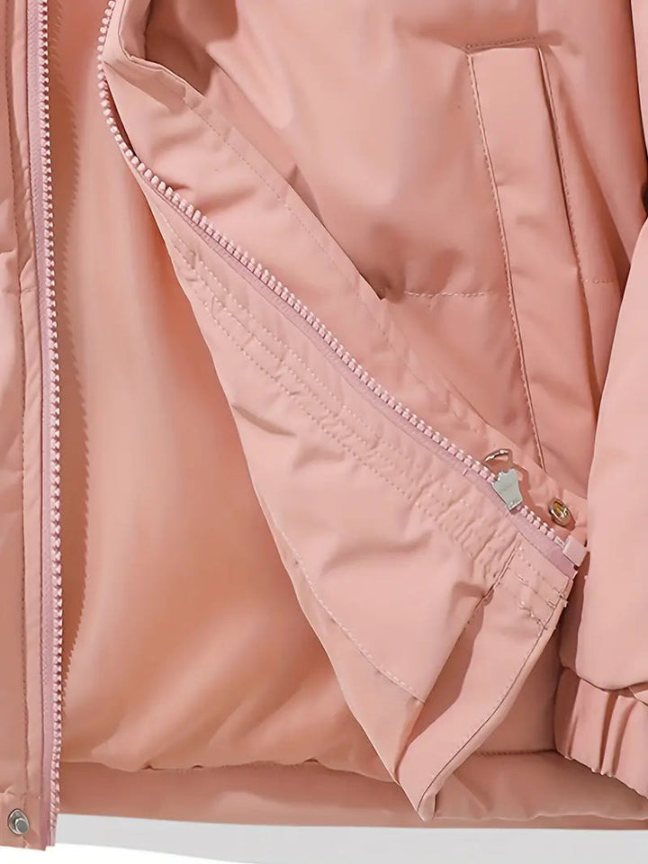 Model trägt warme, klassische Damen Winterjacke mit Kapuze im Freien, perfekt für kalte Tage.