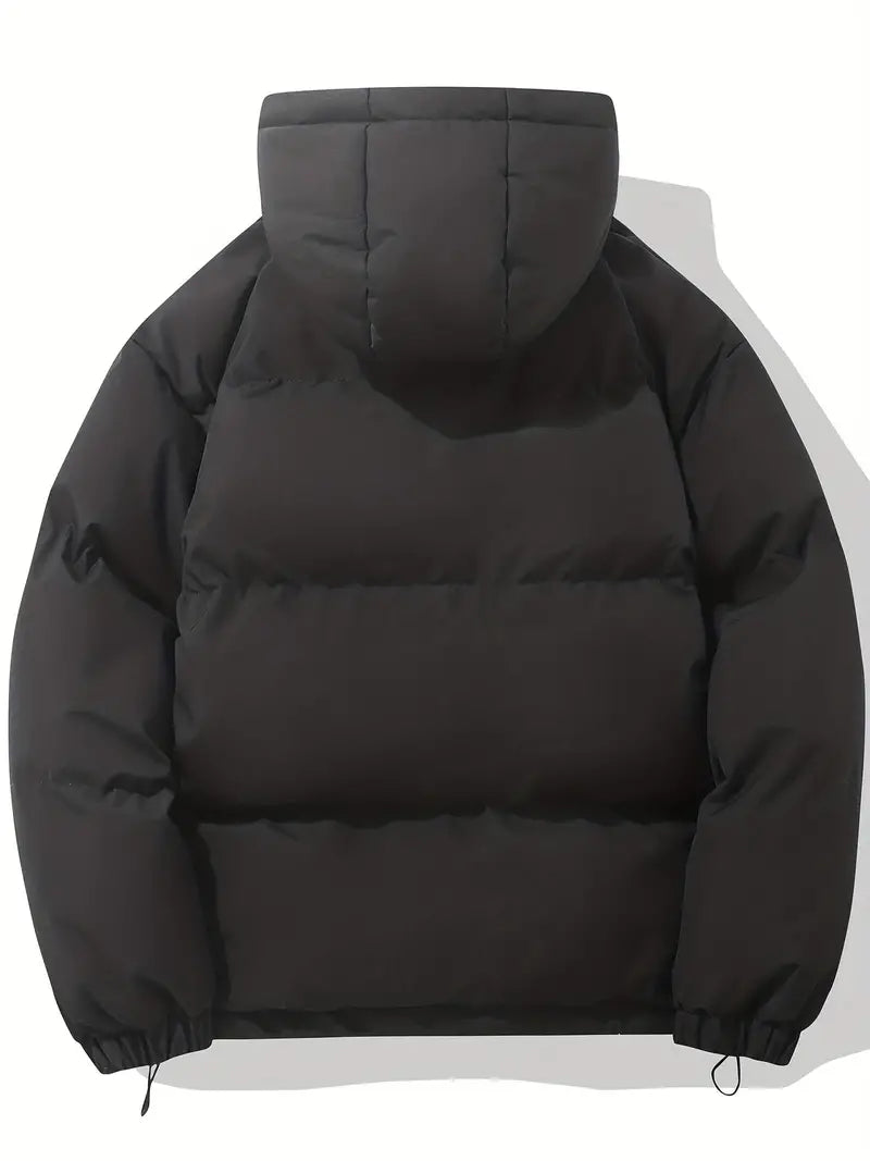 Nahaufnahme der Kapuze einer warmen Damen Winterjacke, schützt vor Kälte und Wind.