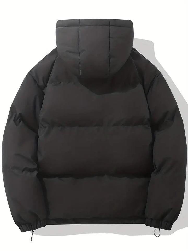 Nahaufnahme der Kapuze einer warmen Damen Winterjacke, schützt vor Kälte und Wind.