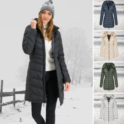 Aktive Dame trägt warme, wasserabweisende Pufferjacke, gesteppt, beim Spaziergang im Winter.
