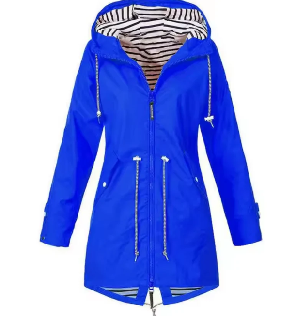 Moderne, leichte Damen Regenjacke mit Kapuze für den Alltag. Stilvolle Frühlingsjacke für jede Frau.