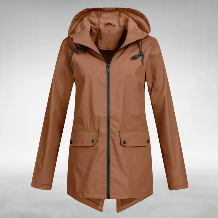 Frau trägt stilvolle, wasserdichte Damen Jacke mit schlankem Design. Perfekte, leichte Regenjacke für den Übergang.