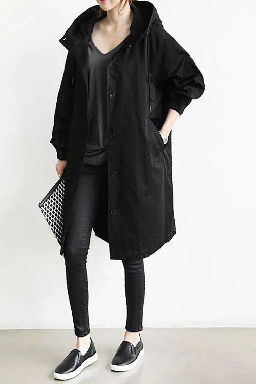 Wasserdichter Damen Regenmantel/Trenchcoat mit Kapuze, lang, schützt stilvoll vor Nässe & Wind.