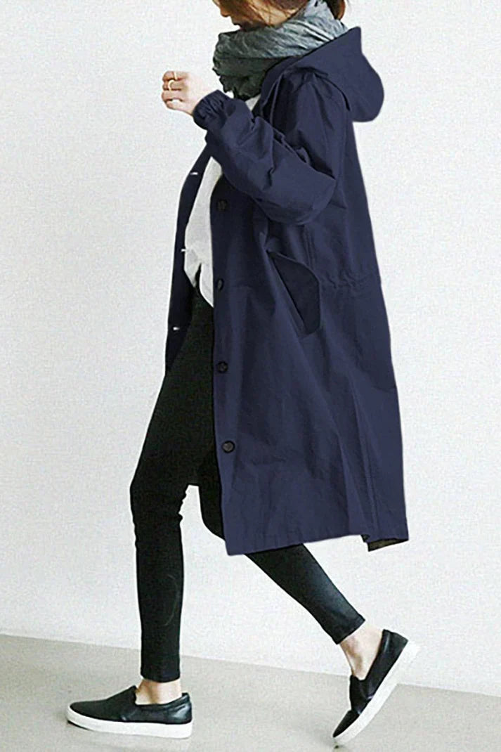 Stilvoller langer Damen Trenchcoat mit Kapuze, wasserdicht & warm. Eleganter Begleiter für Übergang & Winter.