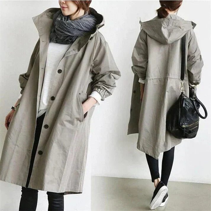 Eleganter langer Damen Trenchcoat mit Kapuze, wasserdicht & warm. Stilvoll für die Stadt an Regentagen.