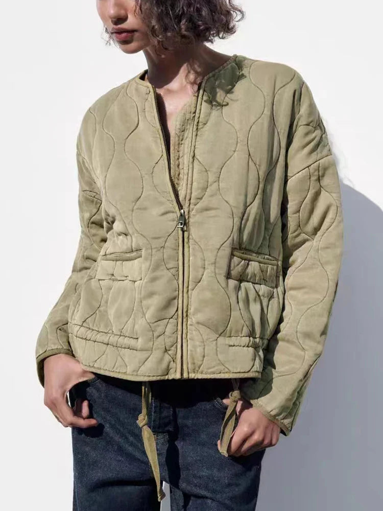 Damen wattierte Jacke in Grau. Elegant & komfortabel für kühle Tage, ideal für lässige Looks & Übergangszeit.