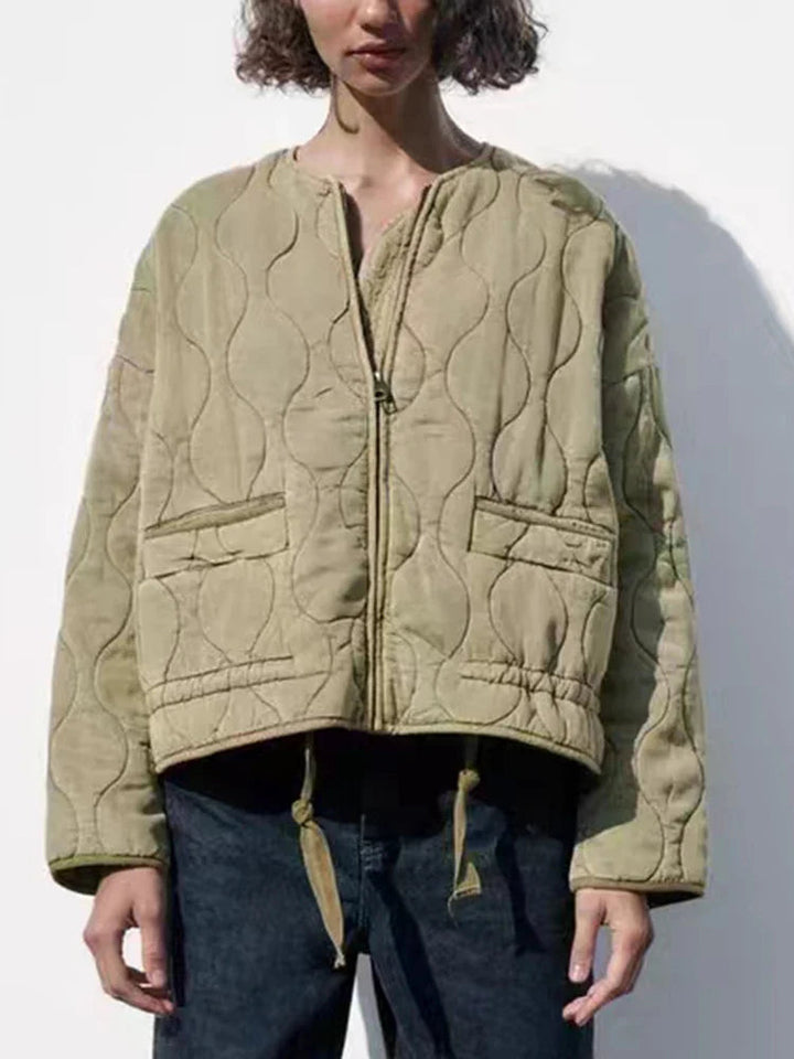 Olivgrüne Damenjacke, wattiert, elegant. Komfortable Outdoor-Jacke für den Übergang, lässig & schick.