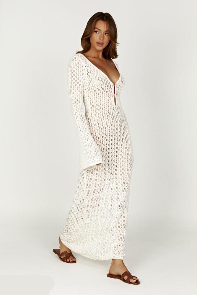 Vielseitiges weißes Damen Strick Maxikleid, leicht & luftig. Ideal als Sommer- oder Strandkleid.