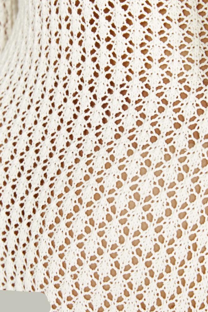 Luftiges, langes weißes Damen Sommer Strickkleid. Ein leichtes Maxikleid für elegante Strandtage.