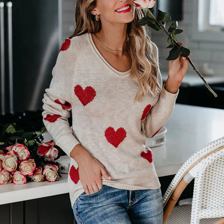 Damen Weihnachtspullover mit rotem Herzmotiv. Festlicher Strickpullover für gemütliche Wintertage und Feiertagsmode.