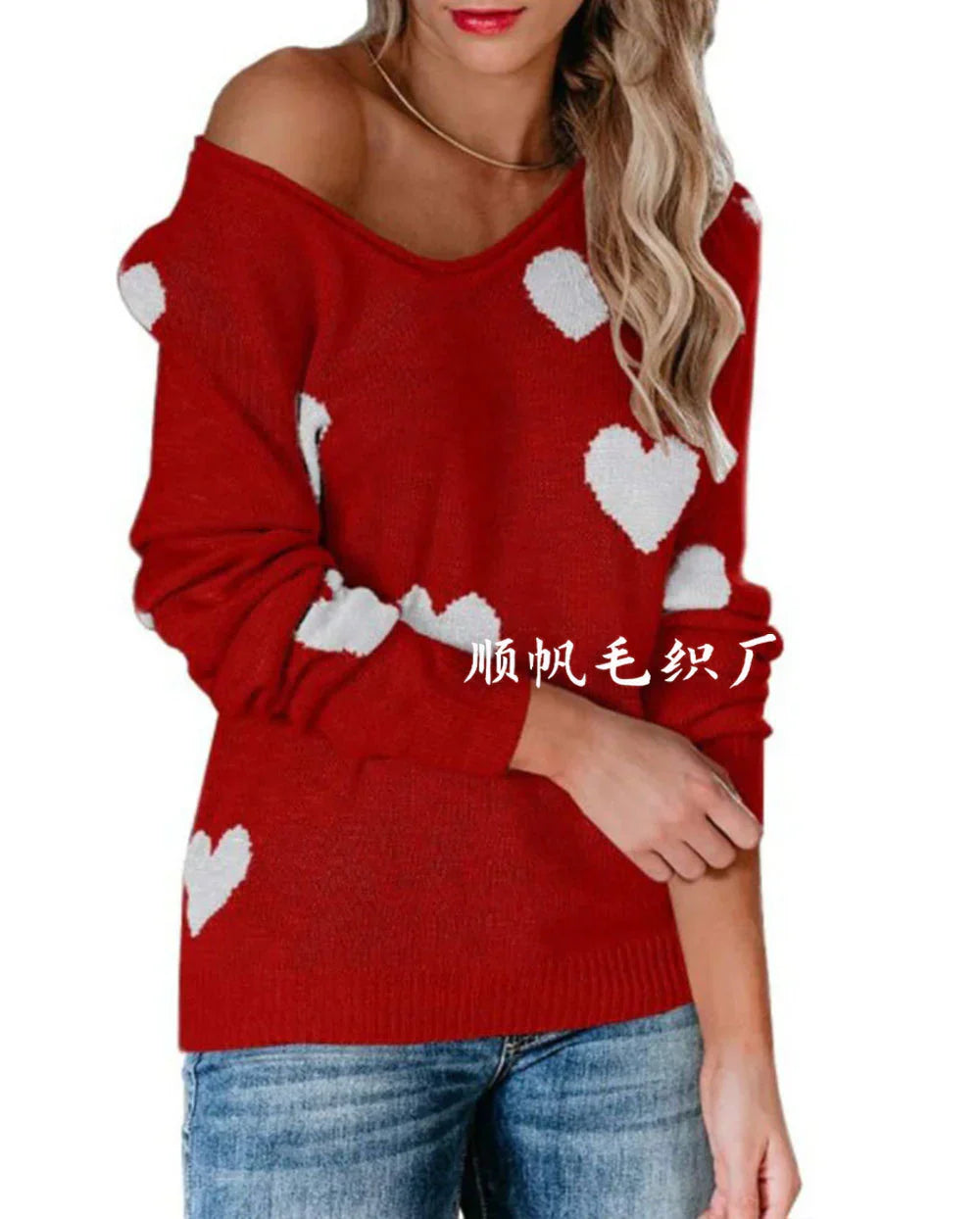 Gemütlicher Damen-Weihnachtspullover in Rot mit weißem Herzmotiv. Kuschelige Wintermode für festliche Anlässe.