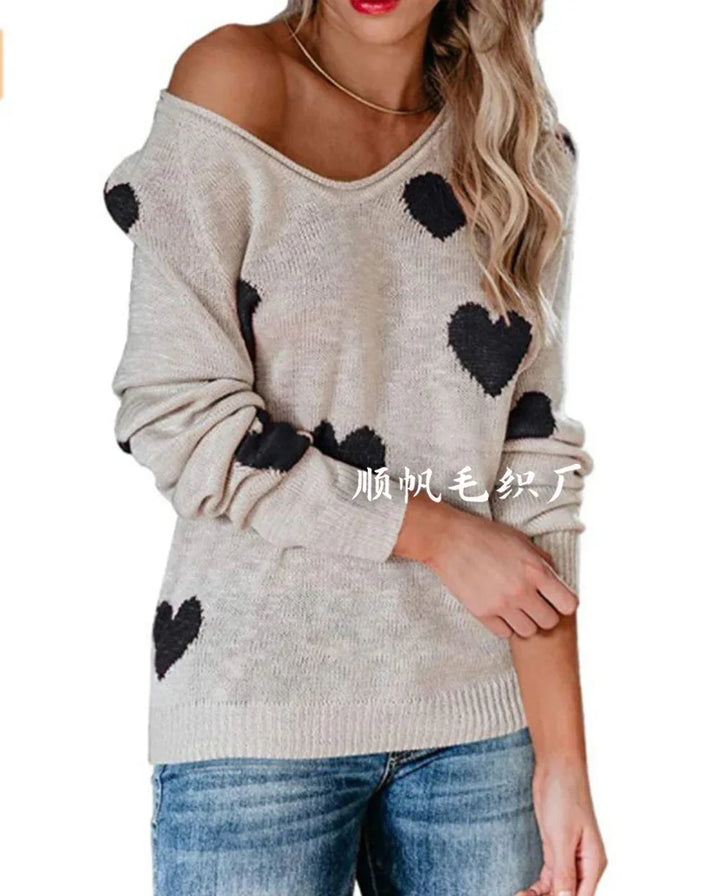 Modischer Damen-Weihnachtspullover mit Herzmotiv. Kuscheliger Strickpullover für festliche Winteroutfits und Casual.
