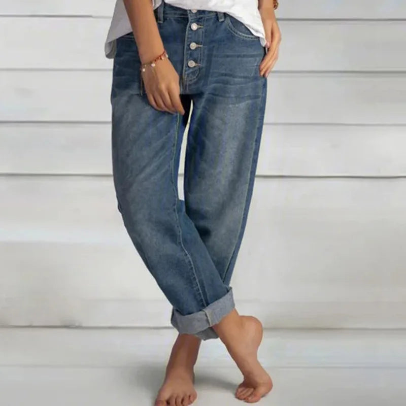 Trendige Damen High Waist Jeans mit weitem Bein und auffälliger Knopfleiste. Bequeme, blaue Loose Fit Retro Jeans.