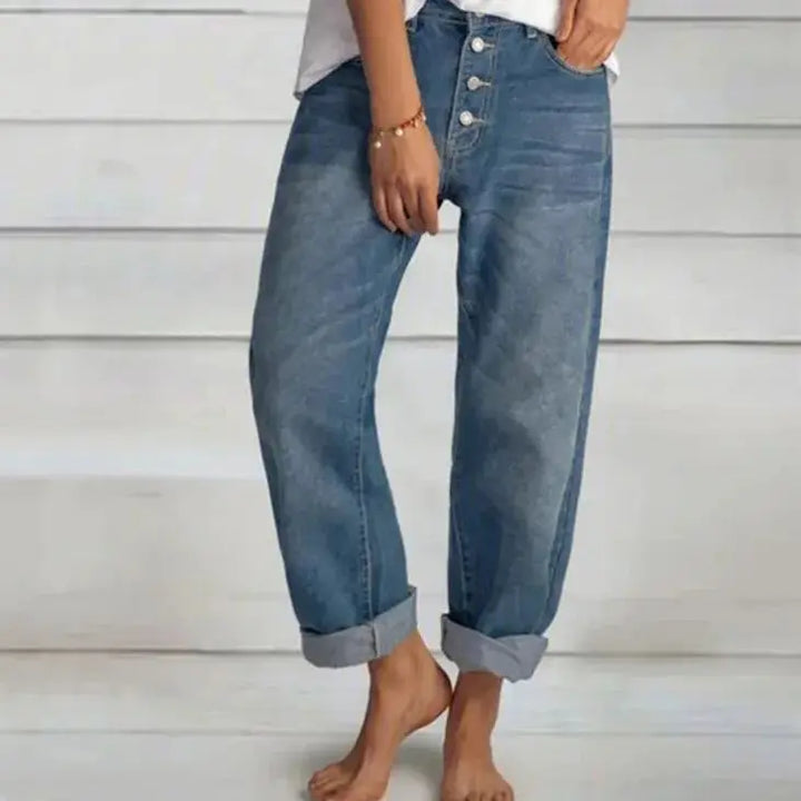 Komfortable Damen Jeans, weit geschnitten, hoher Bund & Knopfleiste. Vielseitige blaue Jeans für Freizeit & Casual Outfits.