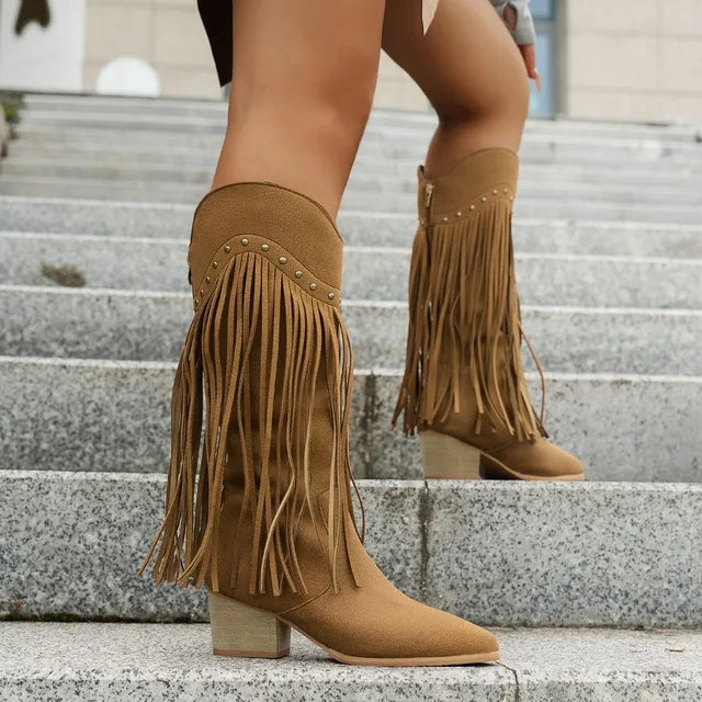 Elegante Damen Sabina Stiefel in Wildlederoptik, im Vintage Western-Design mit dekorativen Fransen.