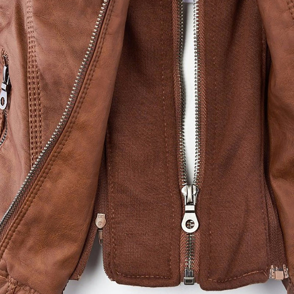 Stilvolle Damen Übergangsjacke mit wetterfester Kapuze, perfekt für nasses Wetter.