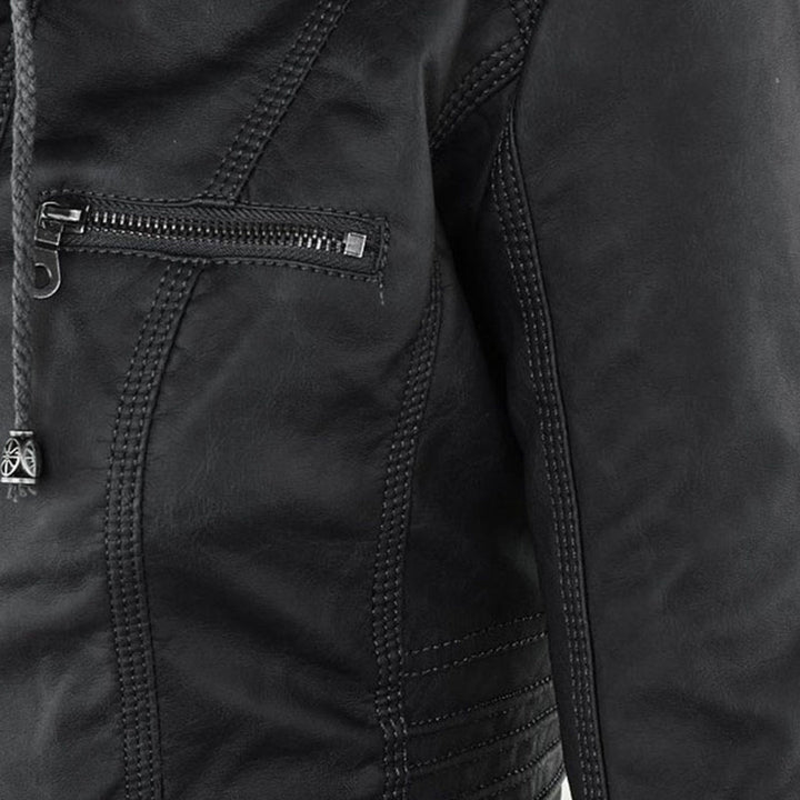 Moderne Damen Jacke mit Kapuze, wetterbeständig & stilvoll, ideal für Outdoor-Aktivitäten.
