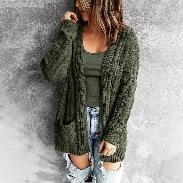 Warmer Damen Zopfmuster-Cardigan, langärmlig, ideal für kalte Wintertage. Erhältlich in Olivgrün.