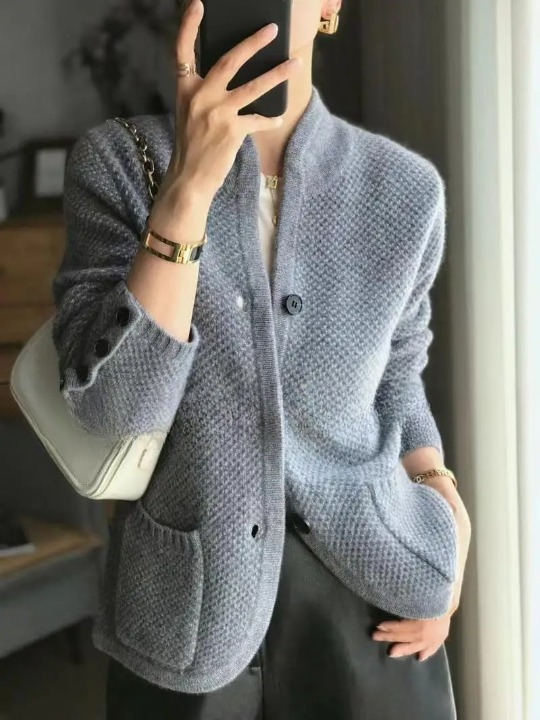 Damen Winter Cardigan mit Knopfleiste: Eleganter Strick für Komfort & Wärme in der Damenmode.