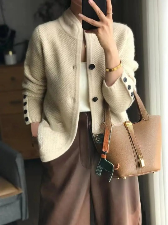 Eleganter Damen Winter Cardigan: Warme Strickjacke mit Knopfleiste, ideal für stilvolle Wintermode.
