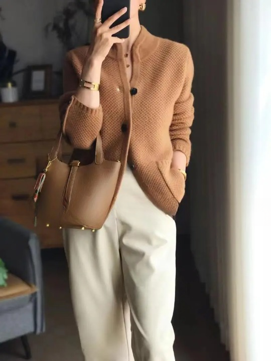 Warmer Damen Winter Cardigan: Bequeme Strickjacke mit Knopfleiste für gemütliche Wintertage.