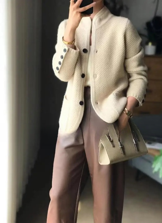 Damen Strickjacke mit Knopfleiste: Modischer Langarm-Cardigan für Eleganz & Wärme im Winter.