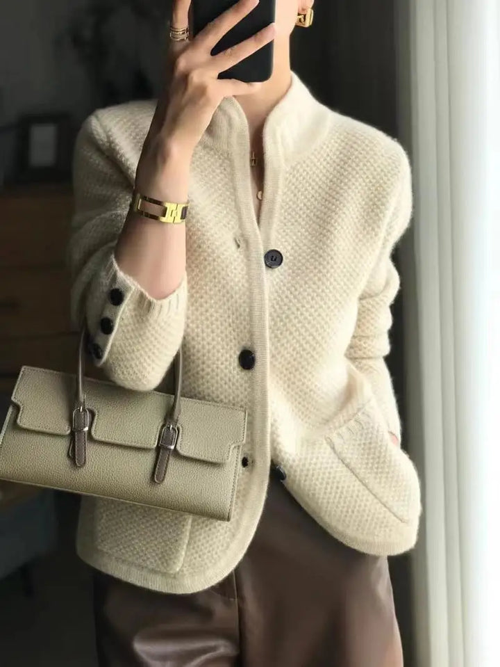 Kasualer Damen Winter Cardigan: Komfortable Strickjacke mit Knopfleiste, perfekt für legere Winterlooks.