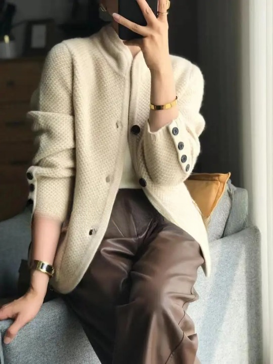 Hochwertiger Damen Cardigan: Langarm-Strickjacke mit Knopfleiste, vereint Eleganz und Winterkomfort.