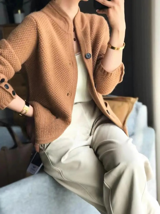 Moderner Damen Winter Cardigan: Vielseitige Strickjacke mit Knopfleiste, ideal für stilvolle Damenmode.