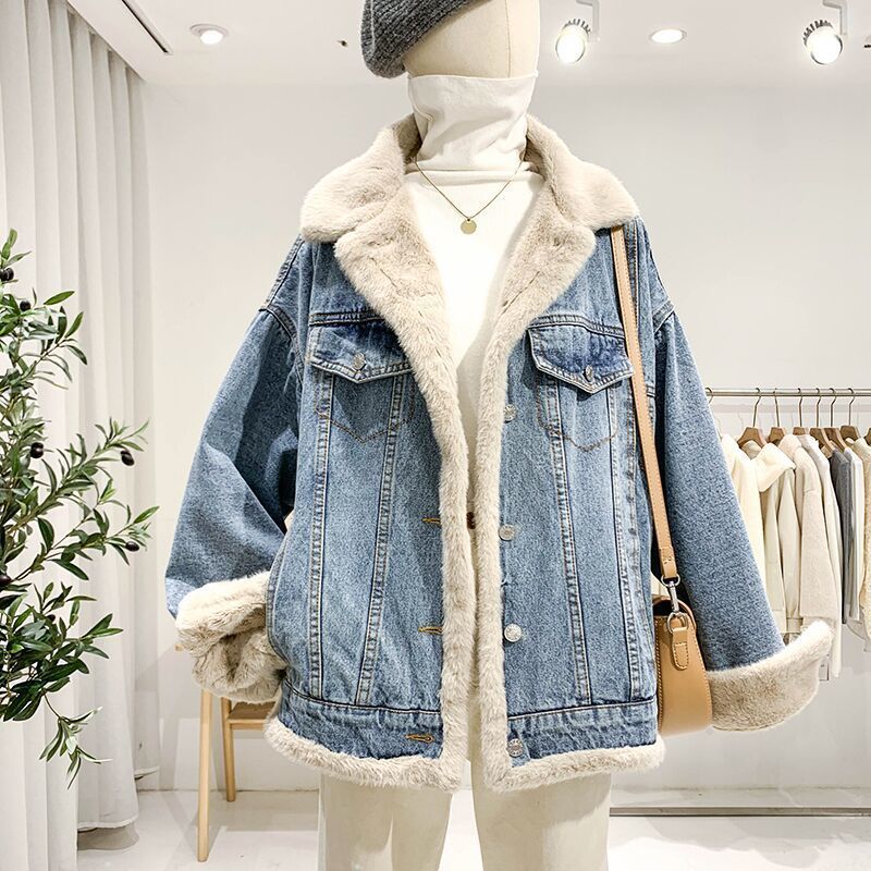 Locker geschnittener Damen Jeansmantel für den Winter, warm gefüttert mit praktischen Taschen, ideal für Wintermode.