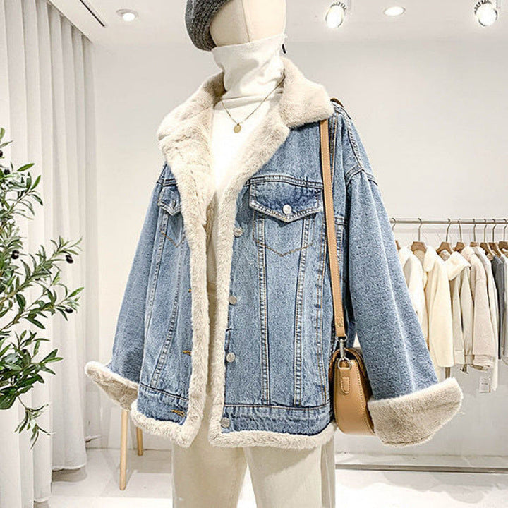 Kuscheliger Damen Jeansmantel mit warmer Faux-Fur-Fütterung. Modische Winterjacke im Denim Look, locker geschnitten.