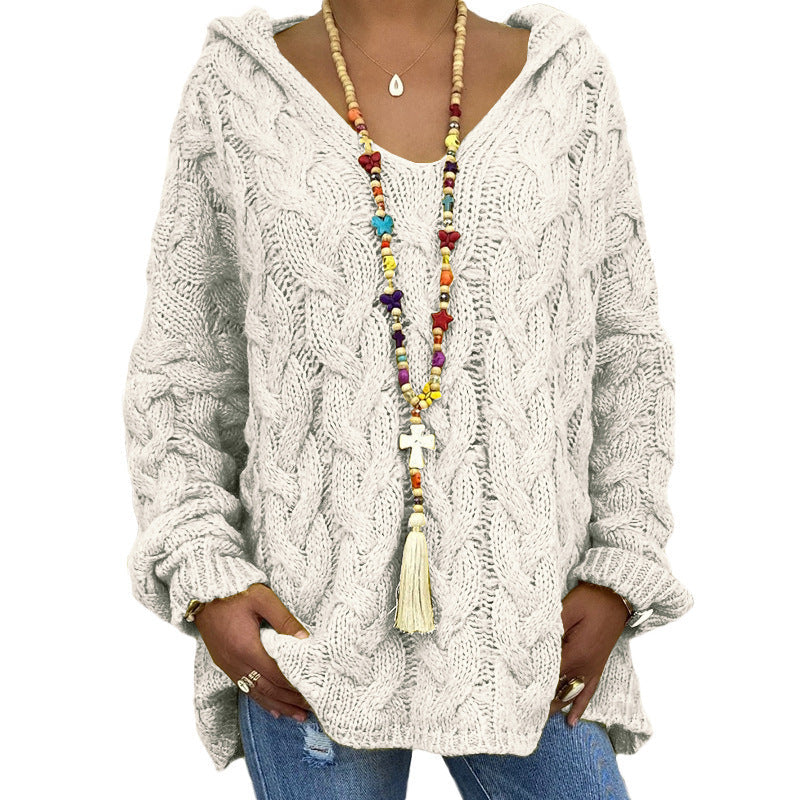 Damenmodell präsentiert warmen Zopfmuster-Kapuzenpullover, perfekt für Freizeit & Winter.