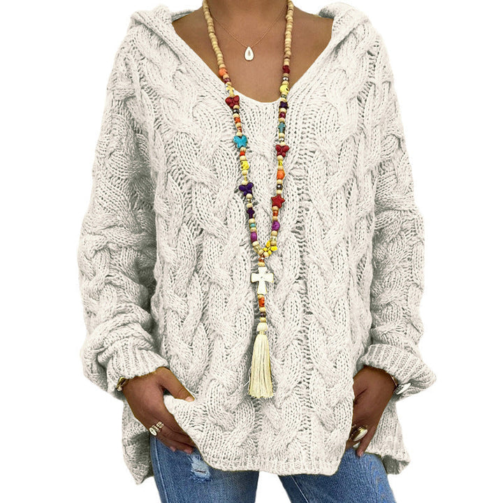 Damenmodell präsentiert warmen Zopfmuster-Kapuzenpullover, perfekt für Freizeit & Winter.