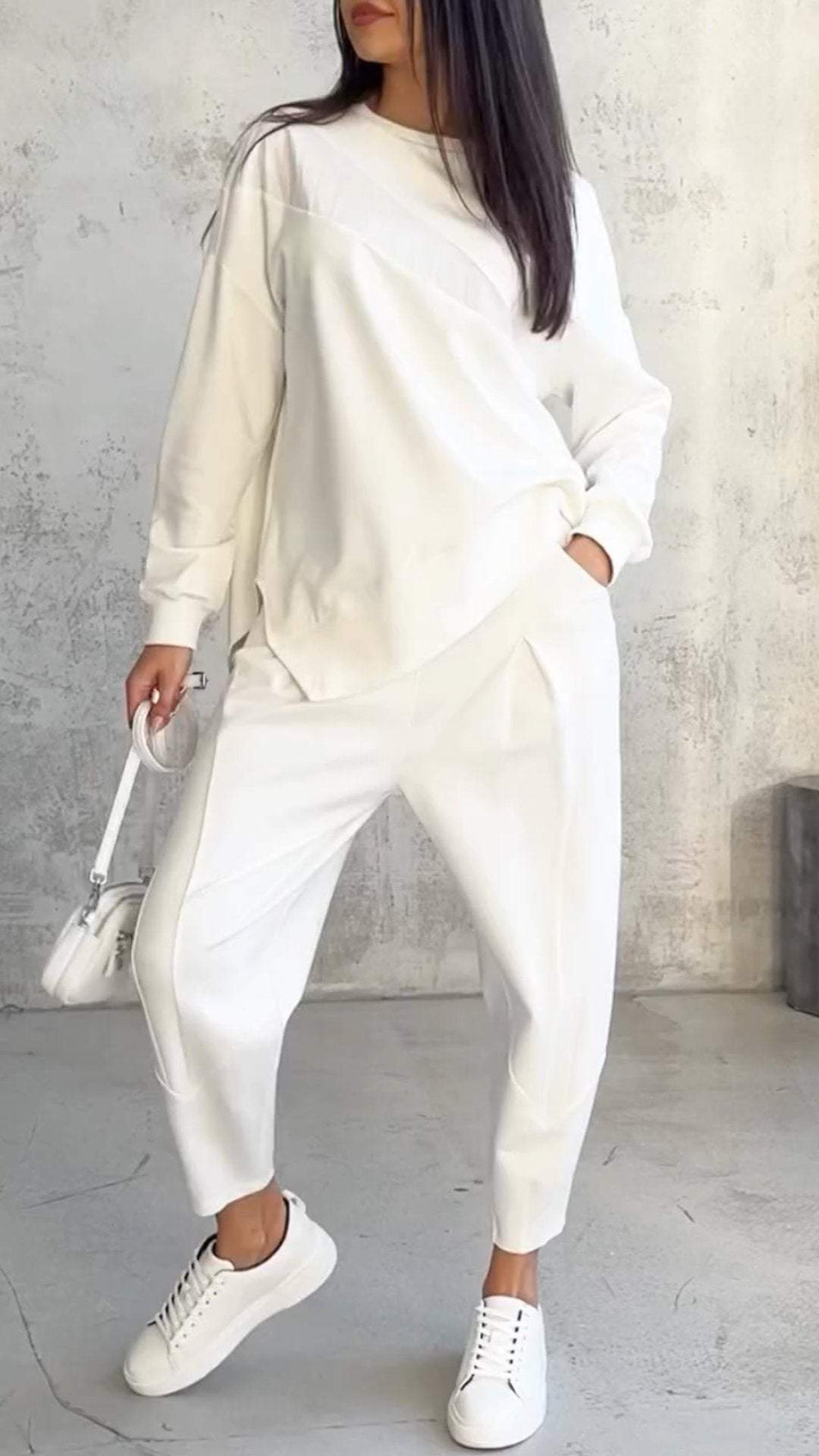 Bequemer Damen Zweiteiler mit Rundhalsausschnitt. Ideale Loungewear für gemütliche Stunden oder sportliche Freizeitlooks.