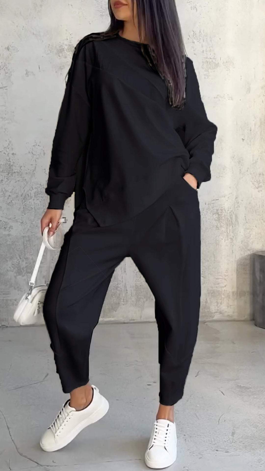 Stilvolles Damen Zweiteiler-Outfit mit Rundhalsausschnitt. Bequemes Winter-Set für Sport, Freizeit und gemütliche Abende.