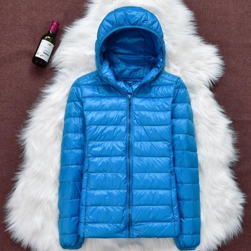 Seitenansicht der bequemen Damen Winter Steppjacke Jasmin mit Kapuze, stilvoll & warm.