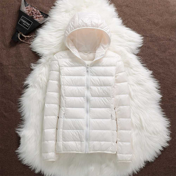 Vielseitige Damen Steppjacke Jasmin, gesteppt mit Kapuze, warm für Alltag & Outdooraktivitäten.