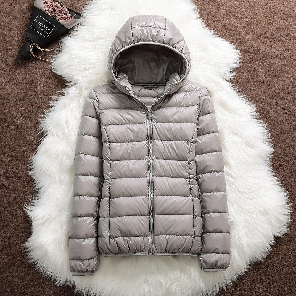 Perfekte Damen Winter Steppjacke Jasmin mit Kapuze, schützt zuverlässig vor Kälte und Wind.