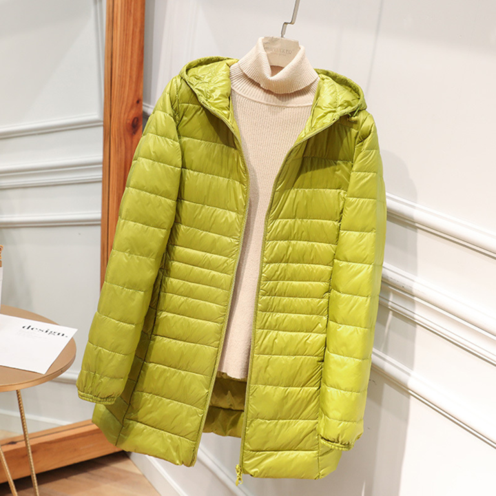 Nahaufnahme des Stoffs der warmen Damen Steppjacke Jasmin, bequem & stilvoll mit Kapuze.