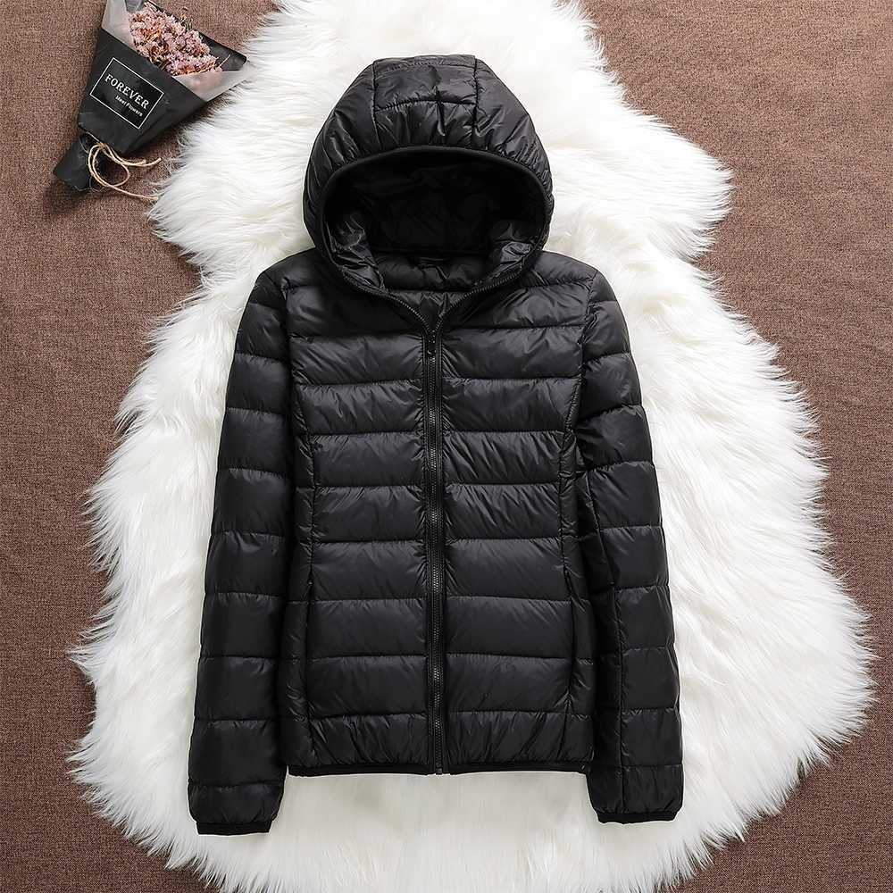 Bequeme, warme Damen Steppjacke Jasmin mit Kapuze, ideal für Outdoor & Alltag im Winter.
