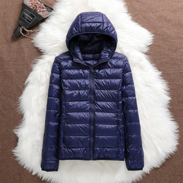 Stylische Damen Winter Steppjacke Jasmin mit Kapuze, modisch und warm für kalte Tage.
