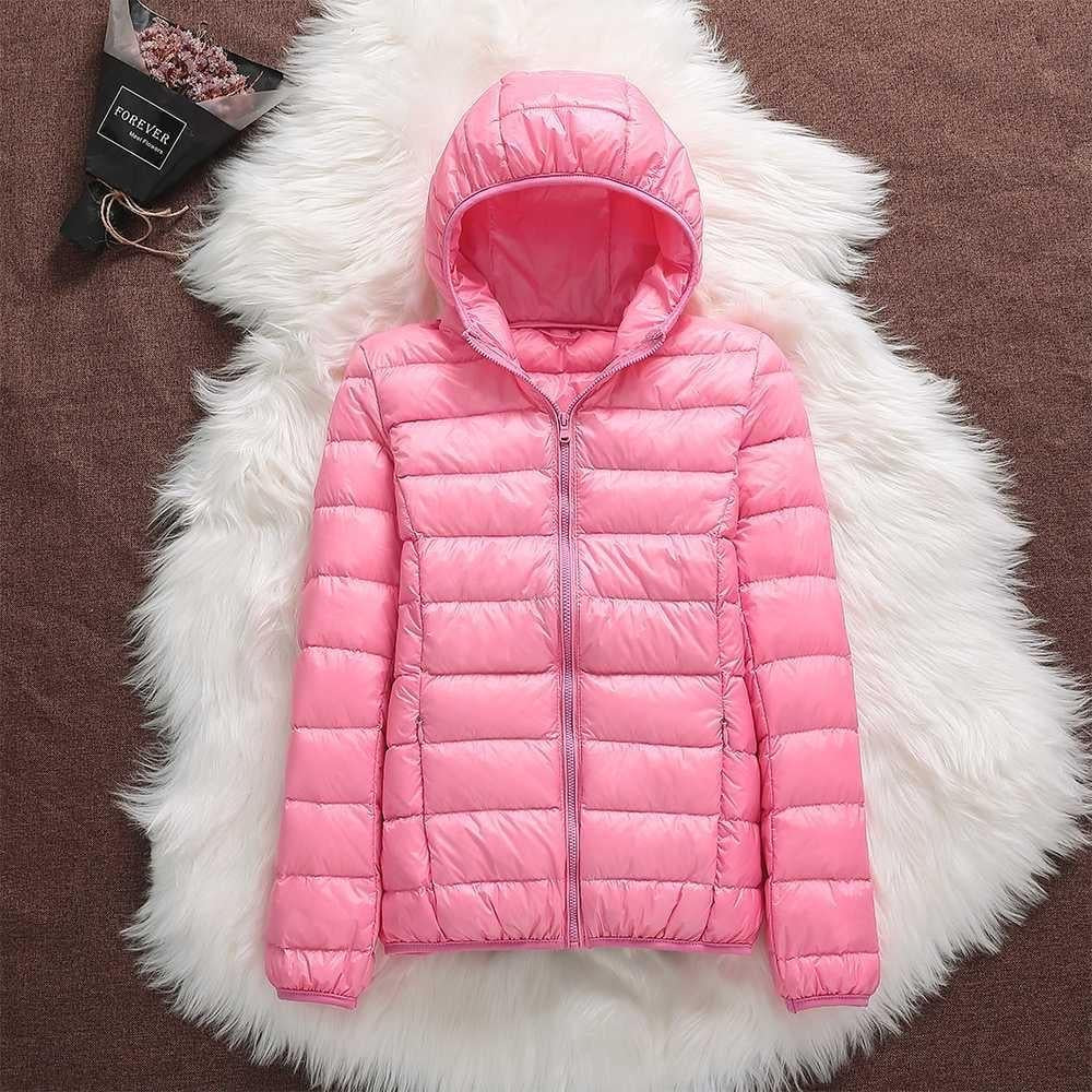 Detailansicht der Kapuze der warmen Damen Winter Steppjacke Jasmin, schützt vor Kälte.
