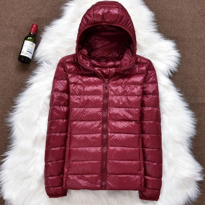 Elegante Damen Winter Steppjacke Jasmin mit Kapuze, frontale Ansicht, warm & modern.