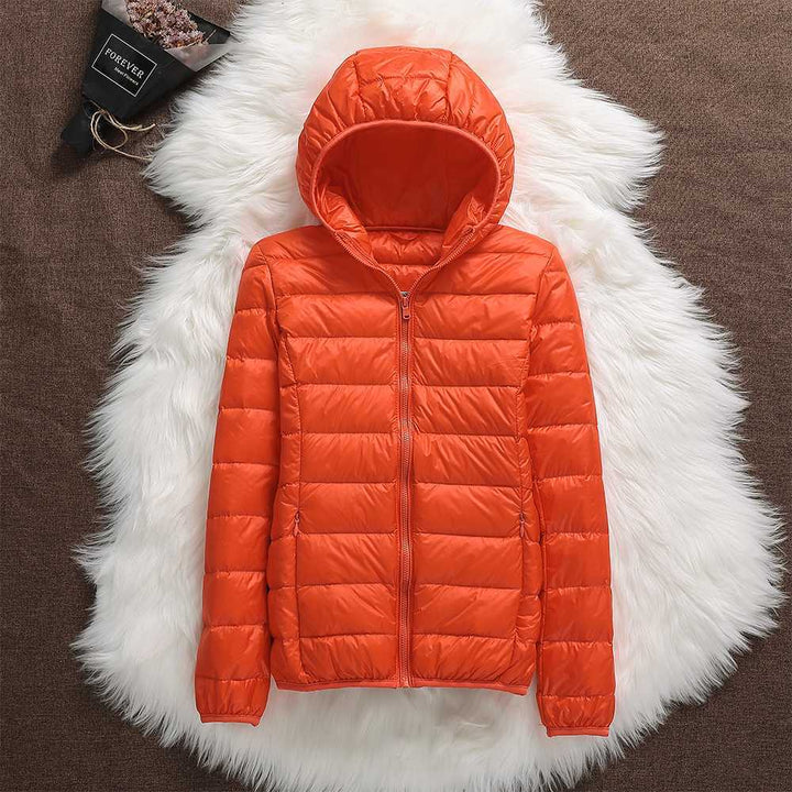 Rückenansicht der warmen Damen Steppjacke Jasmin mit Kapuze, ideal für Outdoor im Winter.