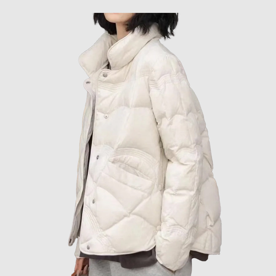 Stilvolle Damen Steppjacke mit Druckknöpfen, ideal als warme Übergangs- oder Winterjacke für den Alltag.