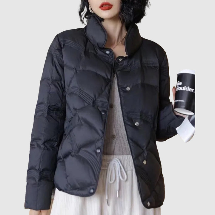Warme Damen Steppjacke für Winter und Freizeit, mit praktischen Druckknöpfen und hohem Tragekomfort.