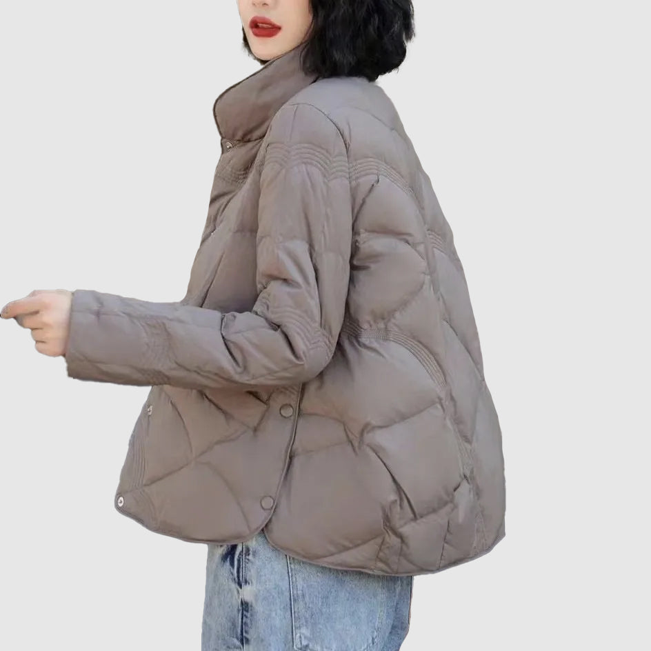 Moderne Damen Winter Steppjacke mit Druckknöpfen, perfekt für einen stilvollen Look an kühlen Tagen.