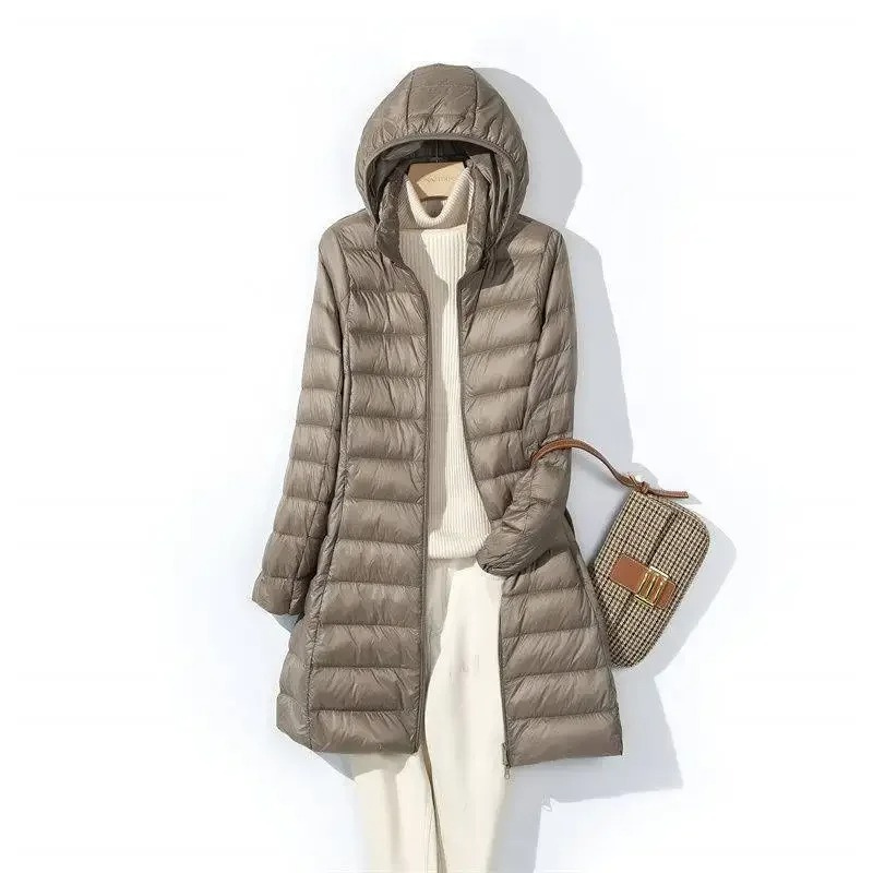 Warmer Damen Steppmantel lang, gesteppt, mit schützender Kapuze. Modische Wintermode für Frauen, kältebeständig.