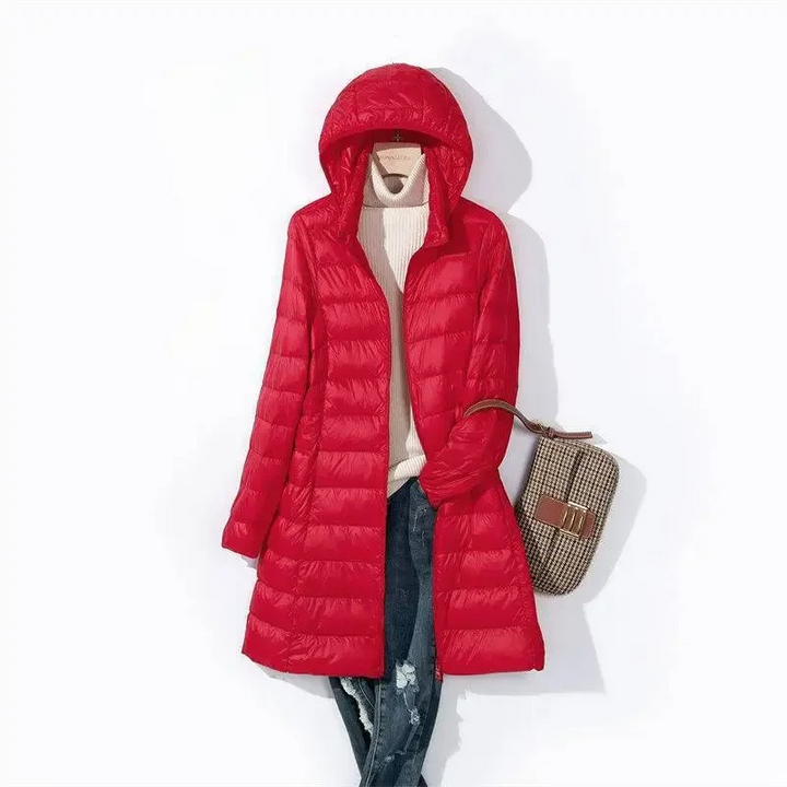 Langer Damen Wintermantel mit Kapuze, als warmer Steppmantel. Ideal für elegante Winteroutfits & bequeme Alltagsmode.