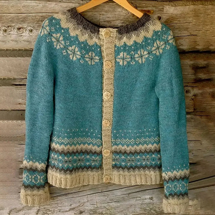 Elegante Damen Strickjacke im nordischen Design, kuschelig warm und modisch für den Winter.